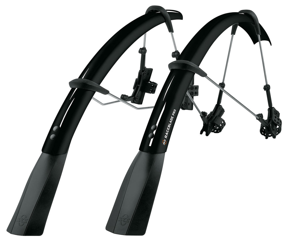 Skærmsæt SKS Raceblade Pro 700 x 25mm i sort, inklusiv stivere, der beskytter cyklisten mod sprøjt og mudder.