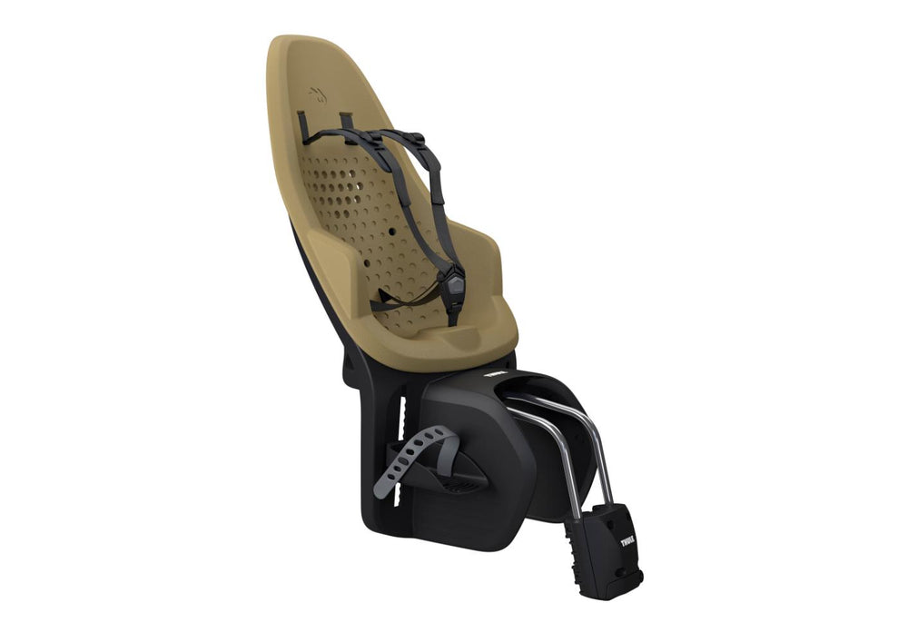 Barnestol Thule Yepp Maxi 2 i farven Fennel Tan, monteret på cykelstel, designet til sikker transport af børn.