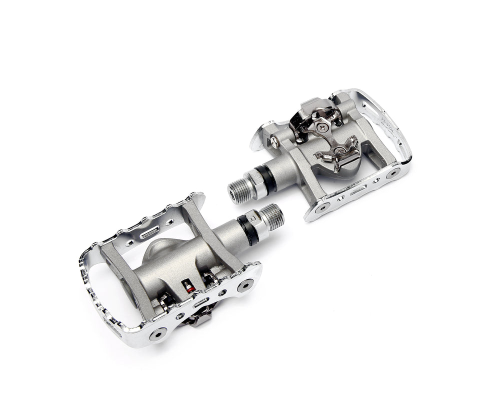 Pedalsæt Shimano PDM-324. Kombinationspedal - SPD og almindelig pedal. Udført i aluminium, CrMo aksel, vægt: 533 g.