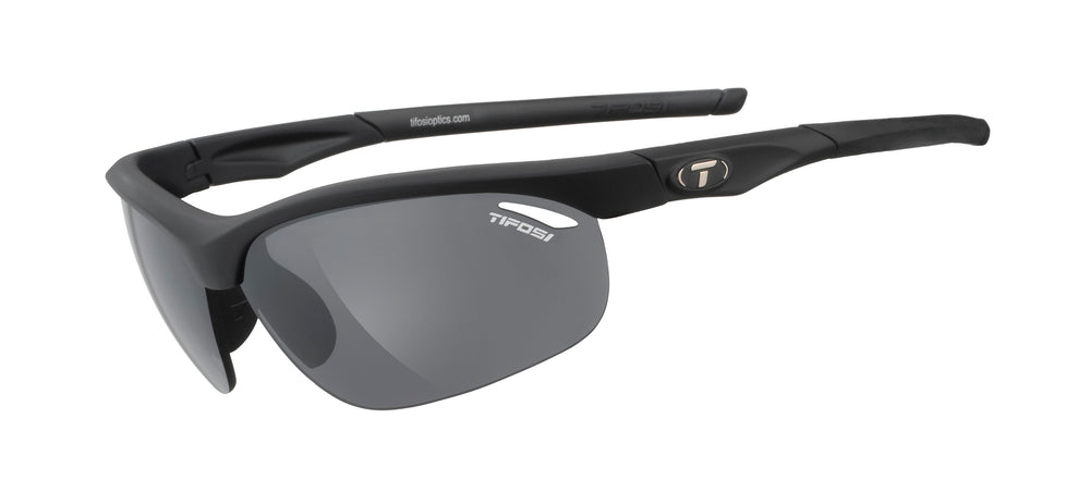 Sorte Tifosi Veloce cykelbriller med matte finish, røde detaljer og klare linser, ideelle til cykling og udendørs aktiviteter.