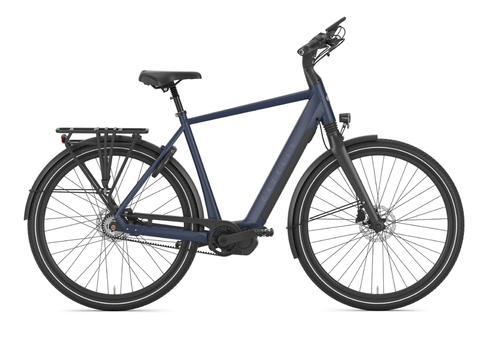 Gazelle Chamonix C5 HMS cykel i farven Midnight Blue, vises fra siden med en elegant ramme og komfortable komponenter, designet til både bykørsel og længere ture.