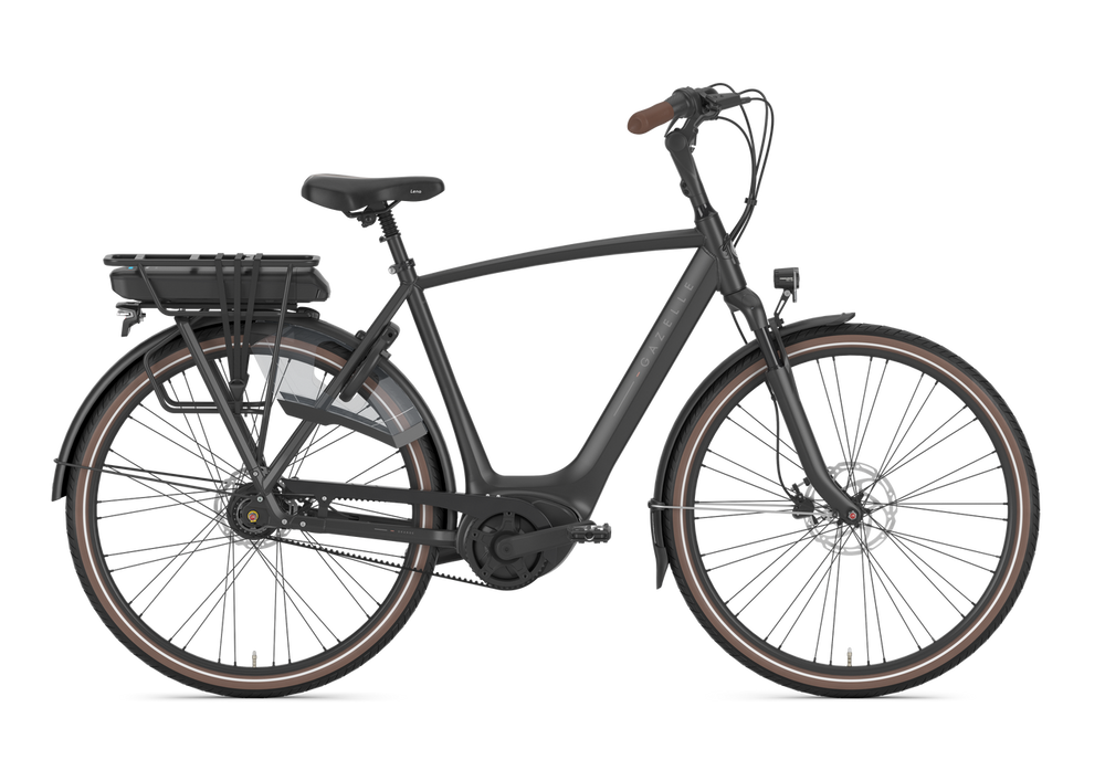 Gazelle Orange C8 Herre Black 2025 cykel med sort stel og komfortabelt sæde, set fra siden.