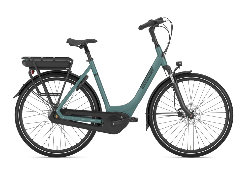 Gazelle Paris C8 Dame Thyme Green 2025 cykel i en naturlig grøn farve, set fra siden med en kurv foran.