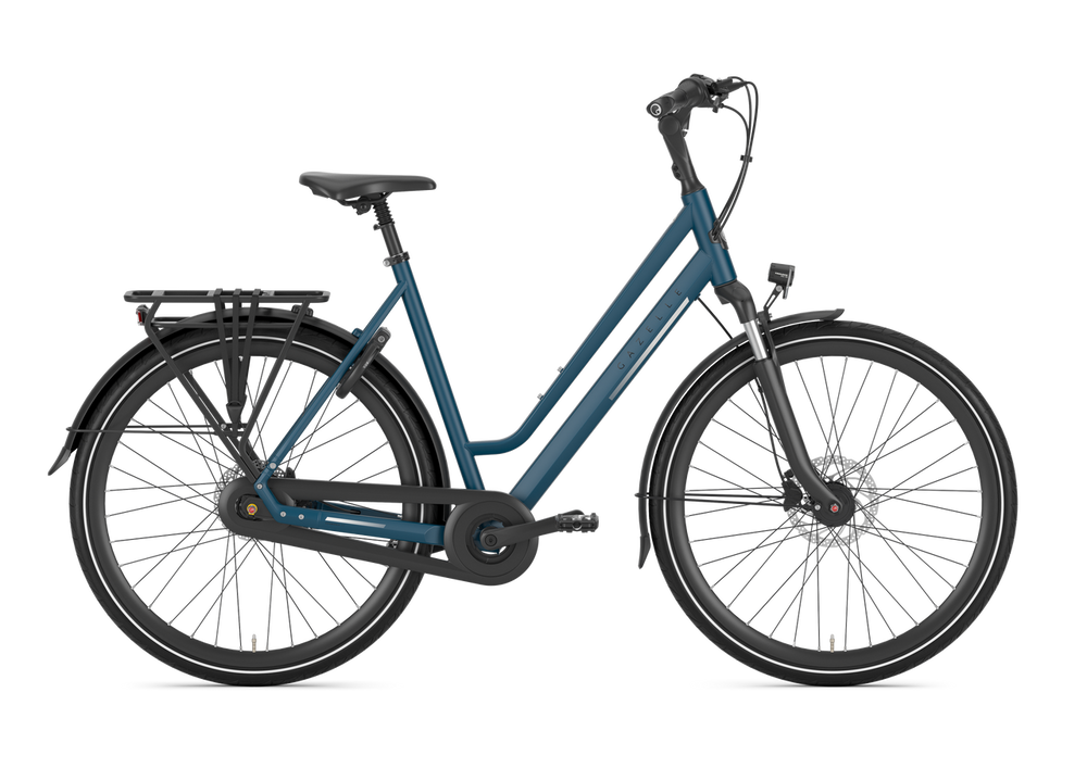 Gazelle Chamonix C7 Dame Ink Blue 2025 cykel med elegant design og komfortabelt sæde, set fra siden.