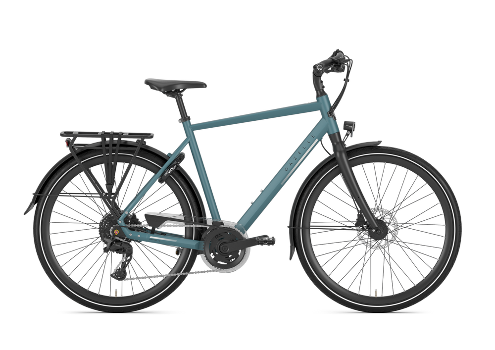 Herrecykel Gazelle Chamonix T20 i farven Thunder Grey, stående på en græsplæne med en klar blå himmel i baggrunden.