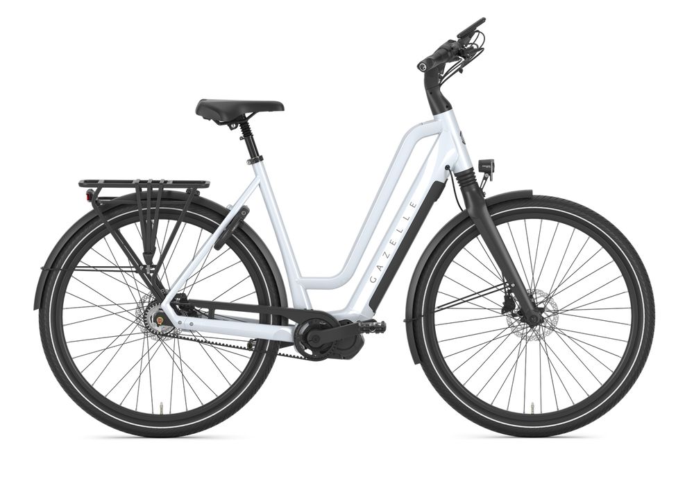 Elcykel Gazelle Chamonix C5 HMS i farven Frozen White, model L, præsenteret i en moderne udendørs indstilling med fokus på stil og funktionalitet.