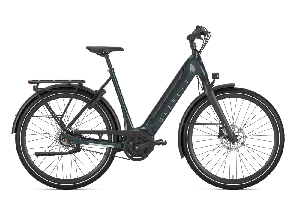 Billede af Gazelle Ultimate C8+ HMB elcykel i farven Pine Green, med en elegant og moderne design, der fremhæver stellet og de komfortable komponenter.