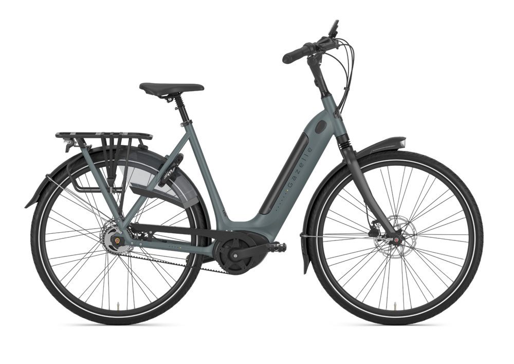 Billede af Gazelle Grenoble C5 HMB cykel i farven Petrol Blue. Cyklen har en moderne design med en komfortabel opretstående køreposition, ideel til bykørsel og længere ture.