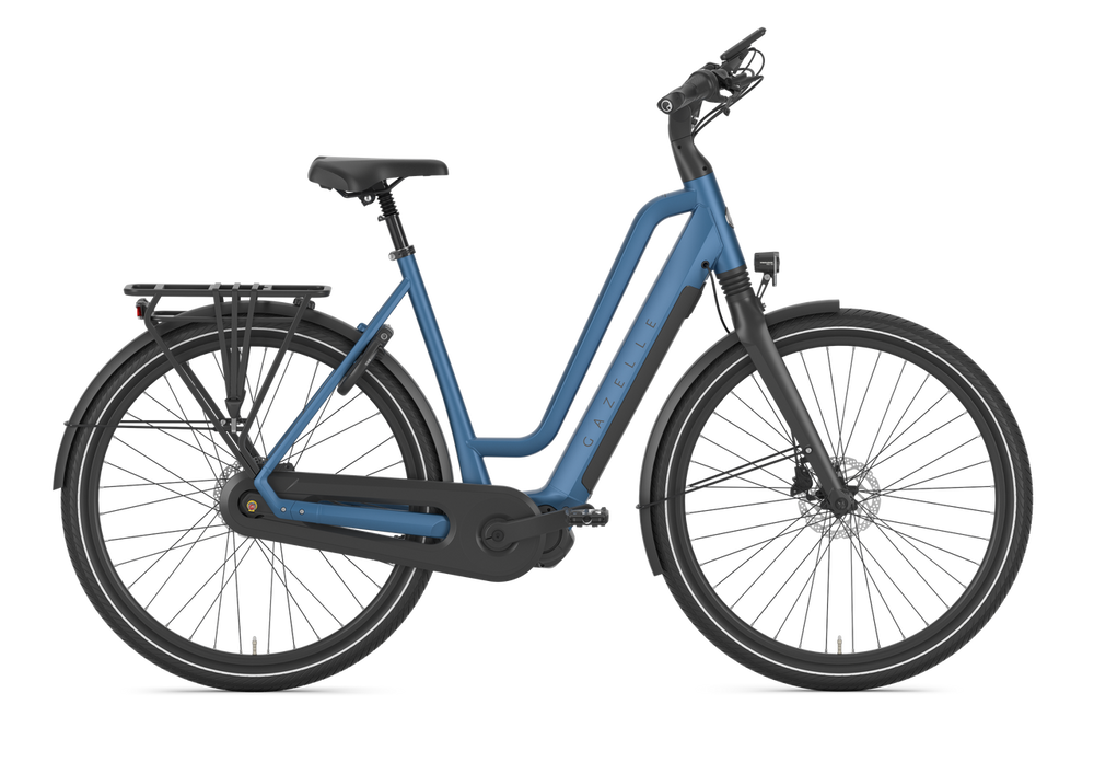 Billede af Gazelle Chamonix C7 HMS elcykel i farven Spark Blue. Cyklen har en moderne design med komfortabelt sæde og stødabsorberende forgaffel, ideel til bykørsel og længere ture.