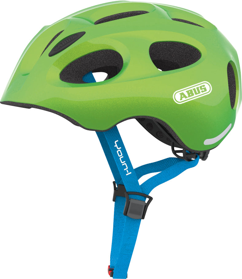 Cykelhjelm Abus Youn-I i farven Sparkling Green, designet til sikkerhed og komfort, vises fra siden med justerbare stropper og ventilationsåbninger.