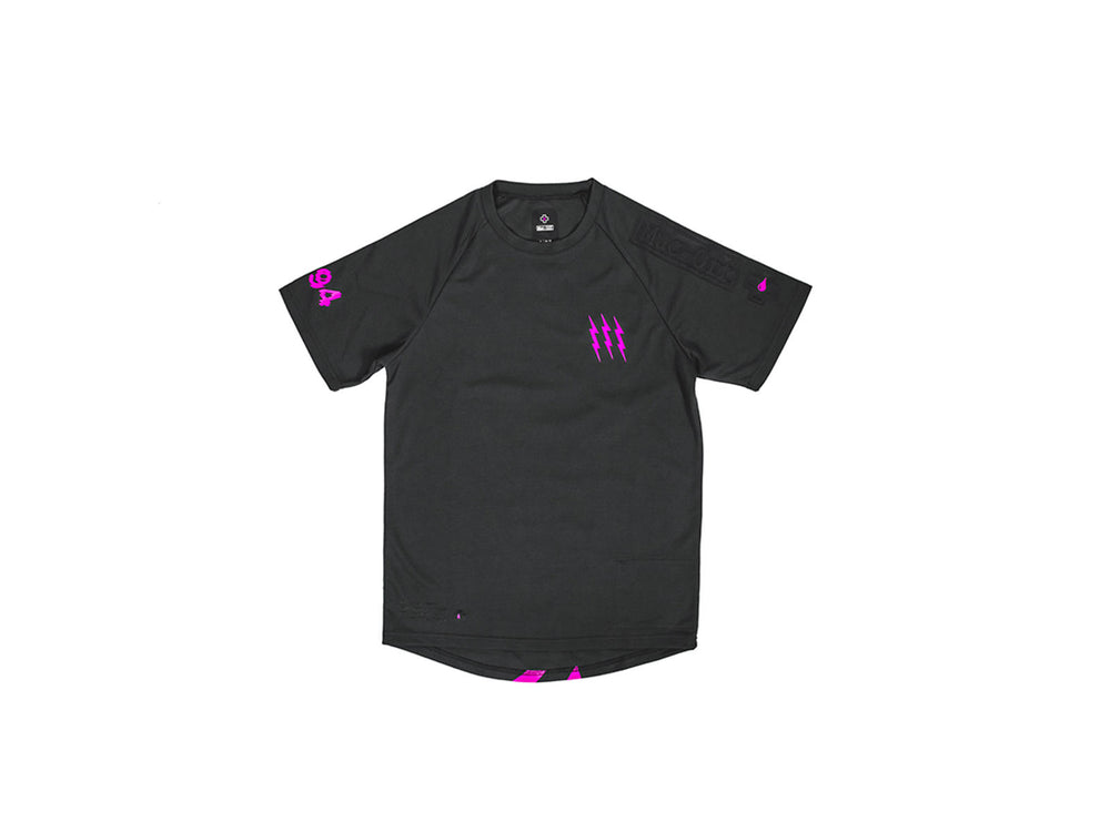 Muc-Off Riders Jersey i sort og pink med logo, designet til cyklister for optimal komfort og stil.