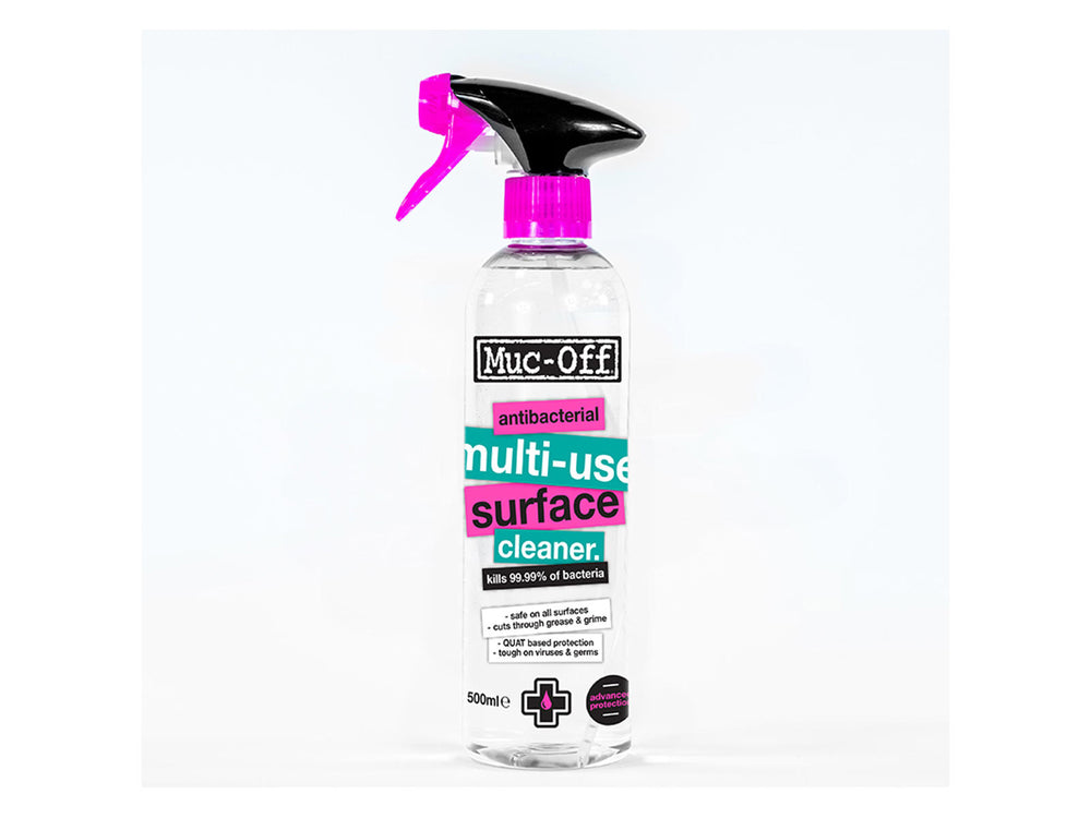 Flaske med Mucoff Antibacterial Multi Use Surface Cleaner, designet til effektiv rengøring og desinfektion af forskellige overflader.