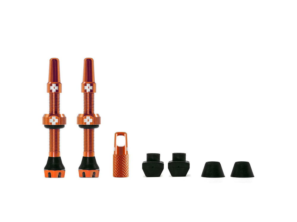 Mucoff Tubeless Valve Kit V. 2.0 med to ventiler og adaptere til cykeldæk, designet til at forhindre luftlækage og sikre en optimal tubeless opsætning.