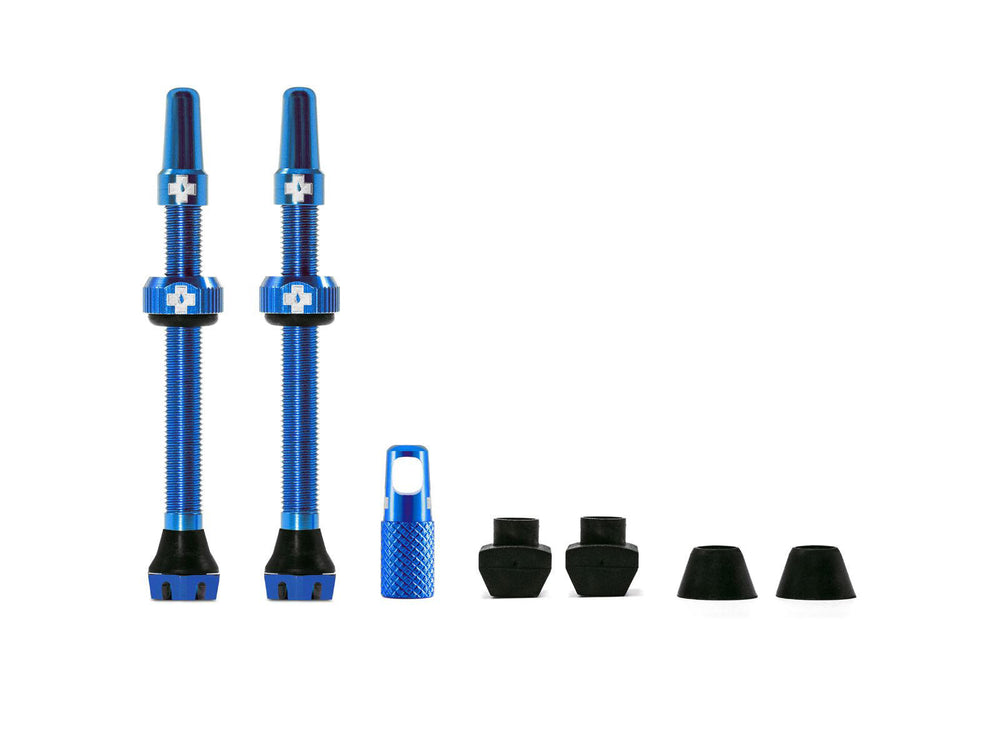 Mucoff Tubeless Valve Kit V. 2.0 - Sættet indeholder to ventiler i forskellige farver, designet til tubeless cykeldæk, med et moderne og funktionelt udseende.