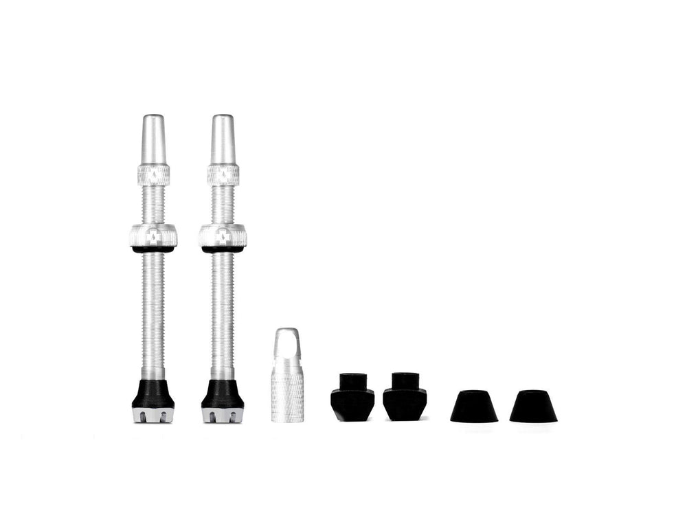 Mucoff Tubeless Valve Kit V. 2.0 - Sættet inkluderer to tubeless ventiler i aluminium til cykeldæk, designet til nem installation og optimal lufttæthed.