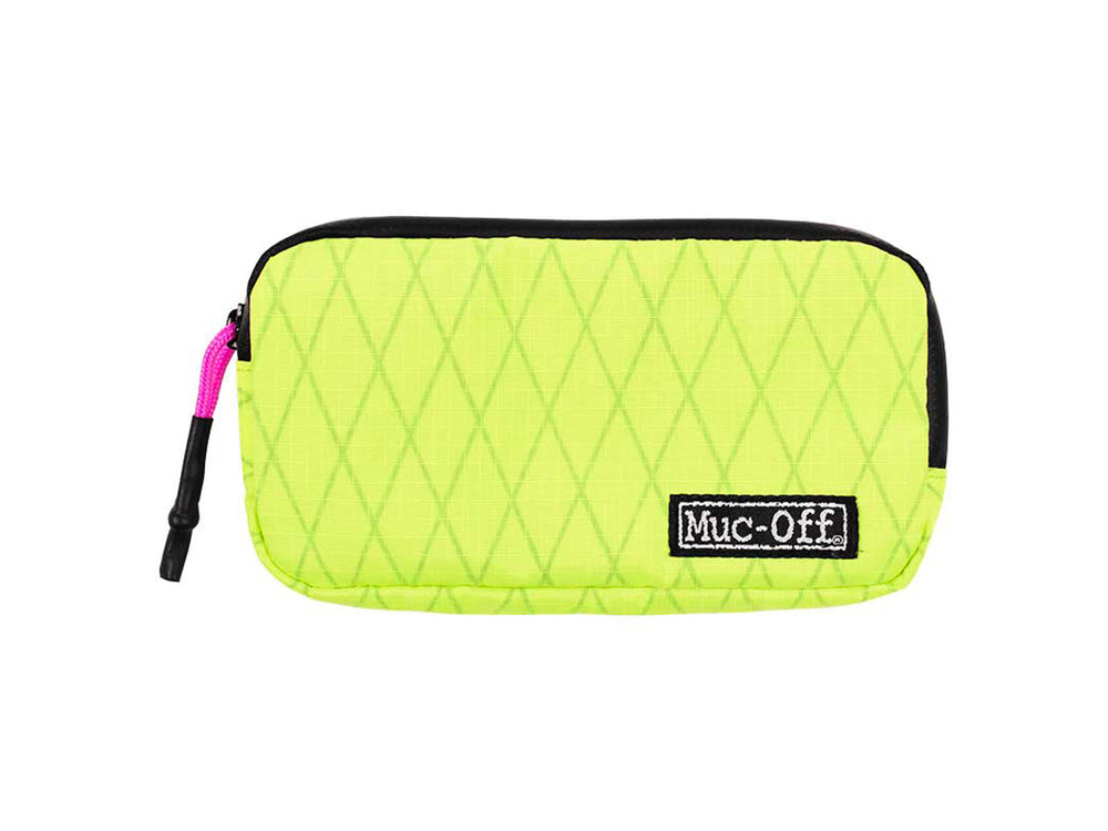 Praktisk Mucoff Essentials case i sort, designet til opbevaring af cykelplejeprodukter og tilbehør.