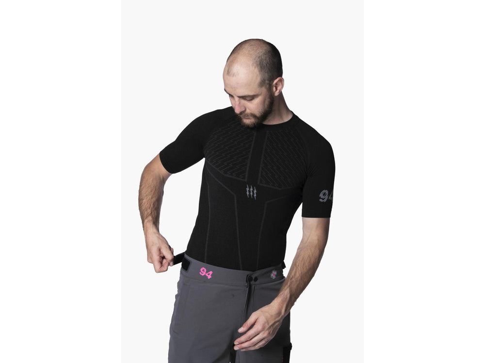 Muc-Off Technical Riders Baselayer - en sort, tætsiddende cykelundertrøje designet til at holde dig varm og tør under cykelture.