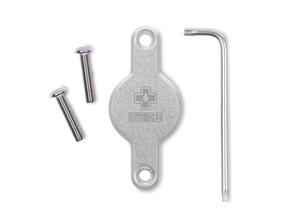 Mucoff Secure Tag Holder, der viser en robust og praktisk holder til sikker opbevaring af tags, designet til cyklister og outdoor-entusiaster.