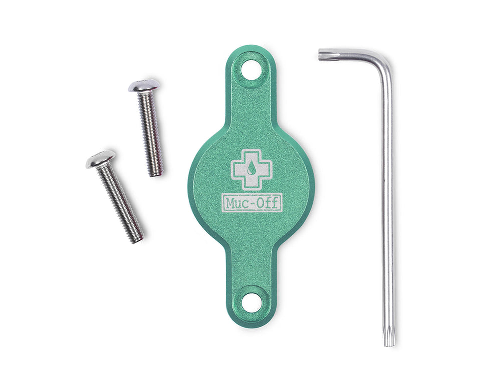 Mucoff Secure Tag Holder i sort, der viser en robust holder til sikker opbevaring af tags og identifikation.