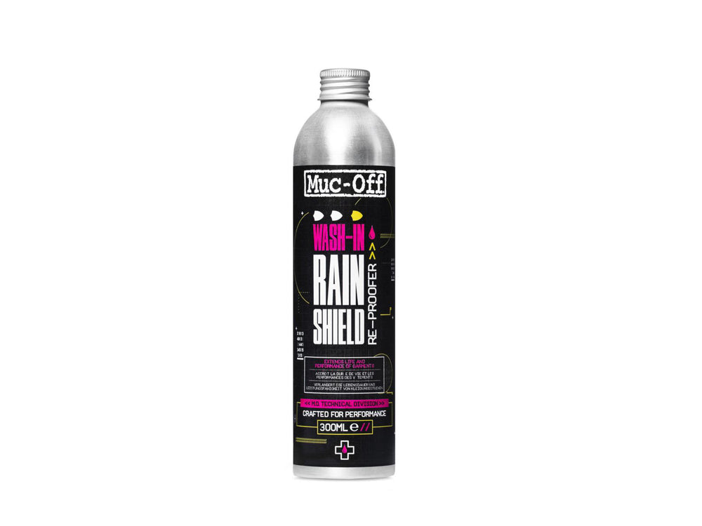 Flaske med Mucoff Wash-In Rain Shield Re-Proofer, der bruges til at beskytte tøj mod vand og snavs.