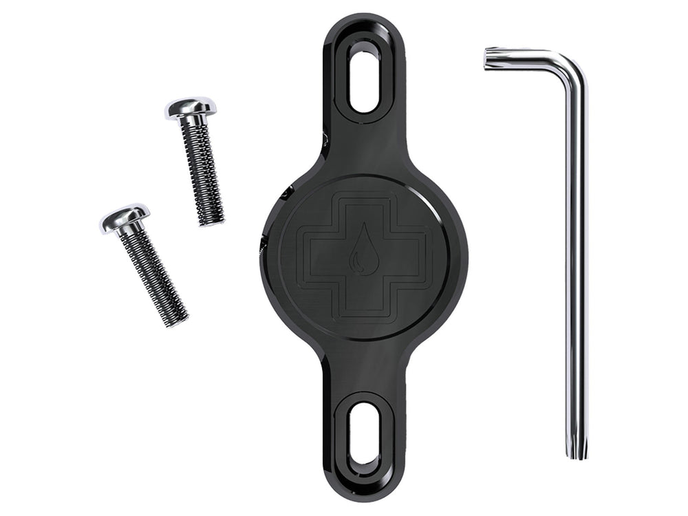 Mucoff Secure Tag Holder 2.0 i sort, designet til sikker opbevaring og fastgørelse af tags, ideel til cykelture og udendørs aktiviteter.