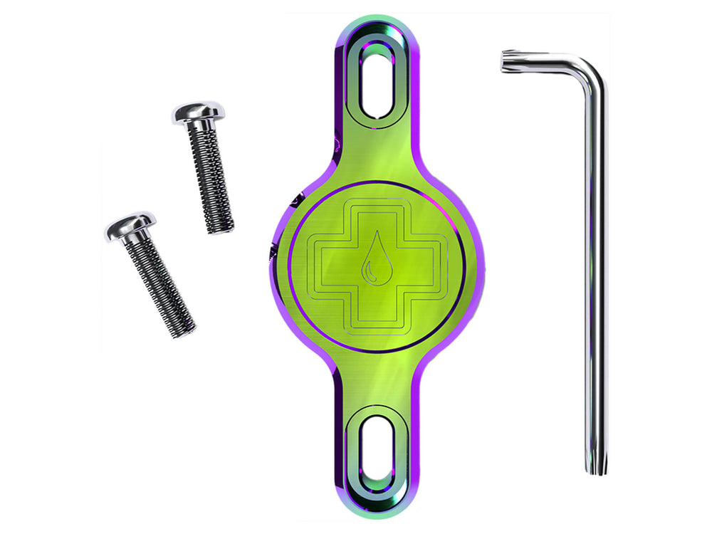 Mucoff Secure Tag Holder 2.0 i sort, der viser et slidstærkt og praktisk design til sikker opbevaring af tags.