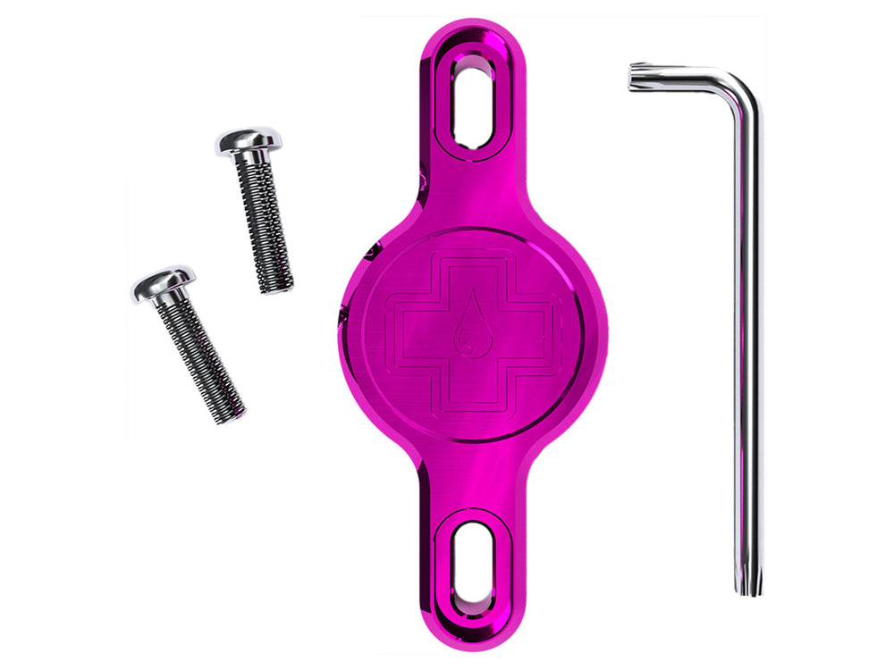 Mucoff Secure Tag Holder 2.0 i sort, designet til at holde tags sikkert under cykelture.
