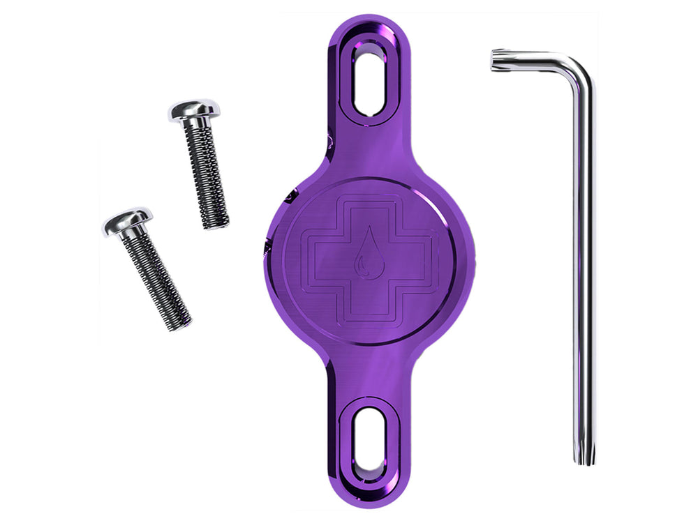Mucoff Secure Tag Holder 2.0 i sort, designet til at sikre tags på cykler eller udstyr, fremhævet med en moderne og funktionel stil.