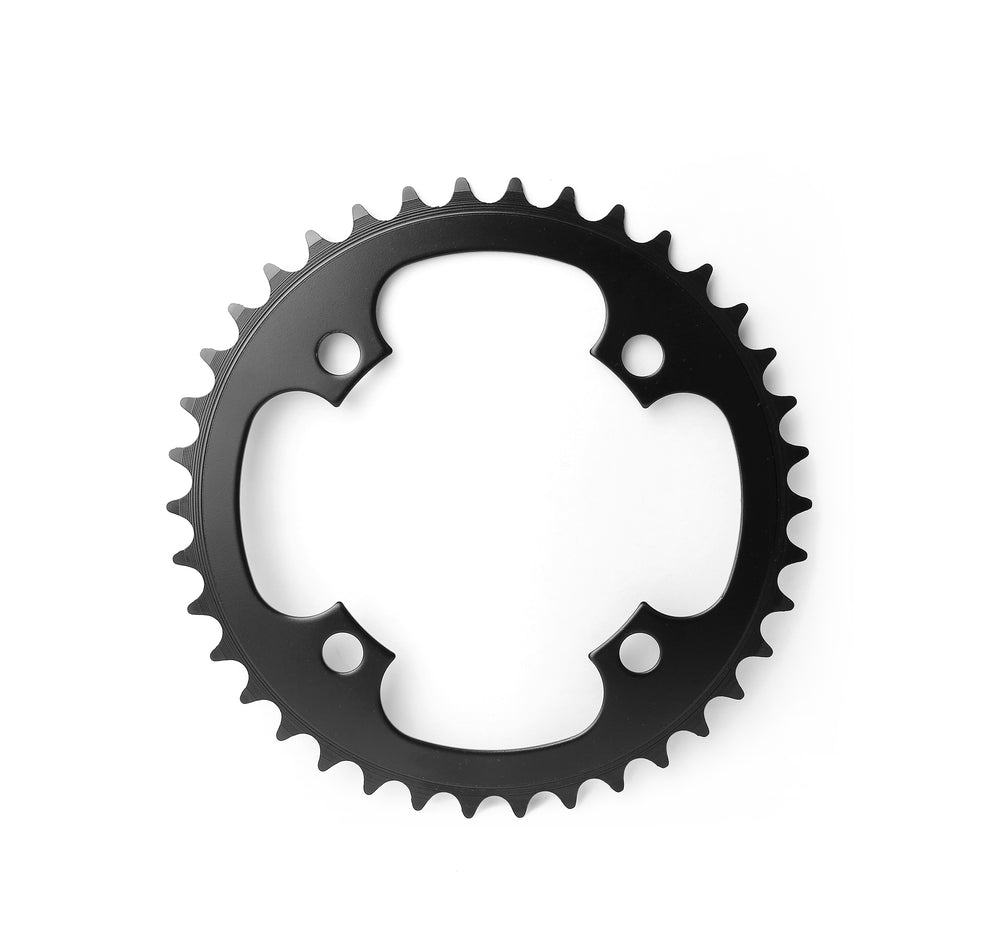Klinge i stål (sort) fra Bikepartner 46T. 4 hul, Ø104, 1/2-3/32", 1-11 speed.