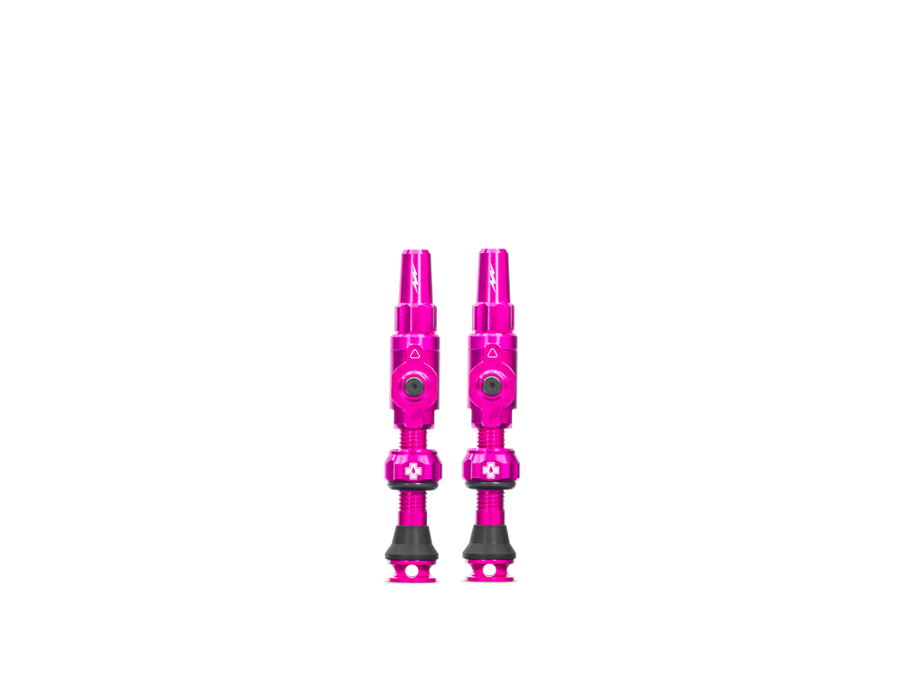 Billede af Mucoff Big Bore Lite ventil i pink farve, designet til tubeless dæk.