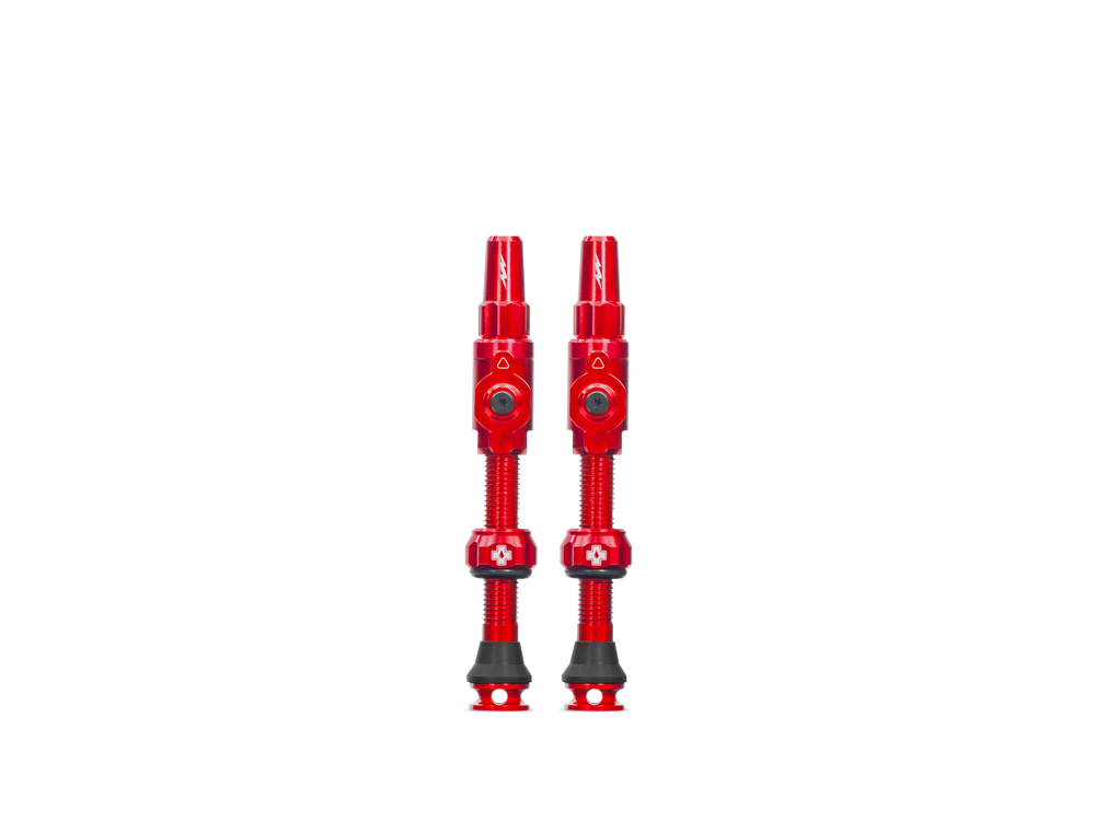 Røde Muc-Off Big Bore Lite tubeless ventiler i 45 mm længde, designet til forbedret luftstrøm og hurtigere dækmontering.