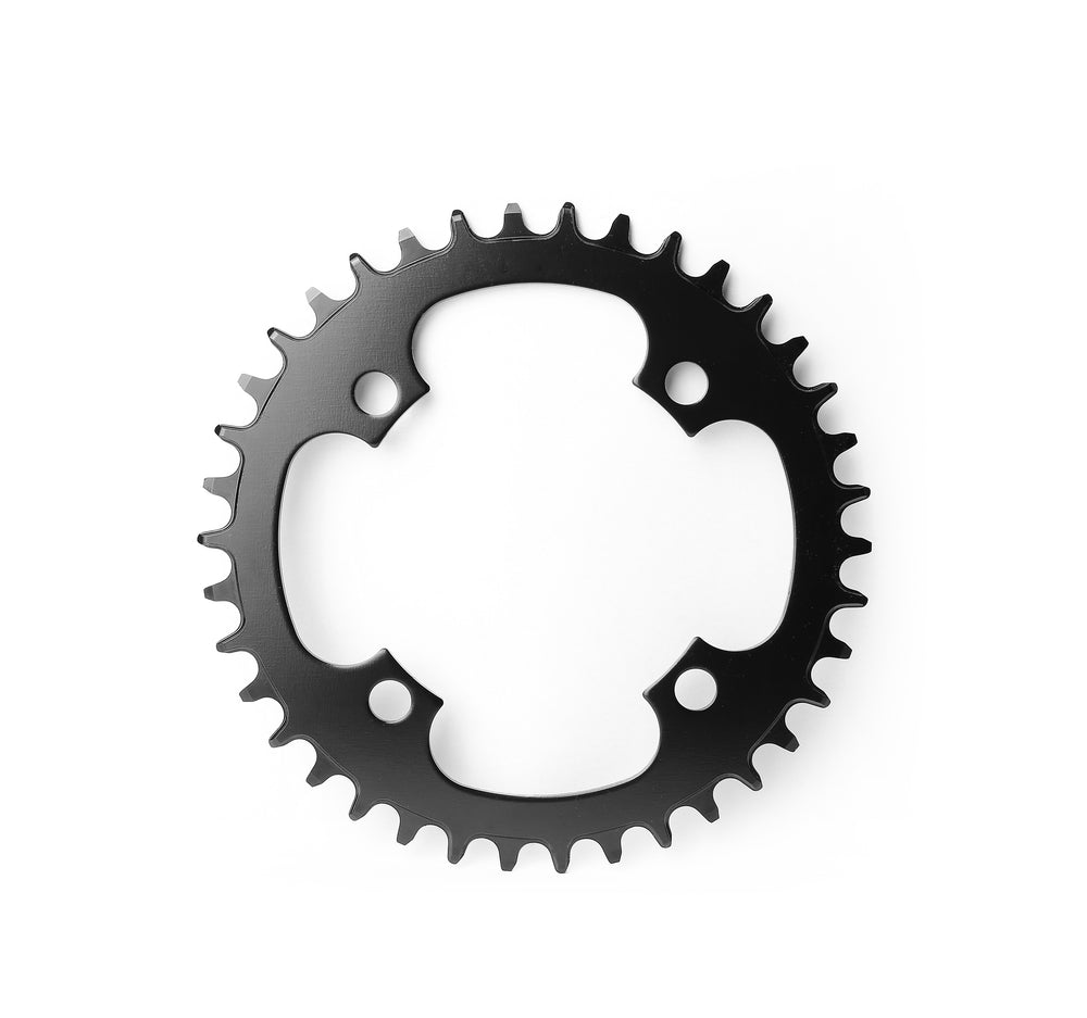Klinge i stål (sort) fra Bikepartner 38T. Narrow/Wide, 4 hul, Ø104, 1/2-3/32", 1-11 speed.