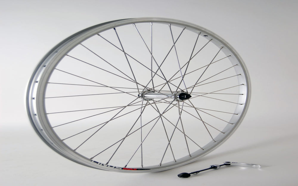 Forhjul Linus 700c i sølv med QR-aksler, designet til Linus Next DB cykler, placeret på hvid baggrund.