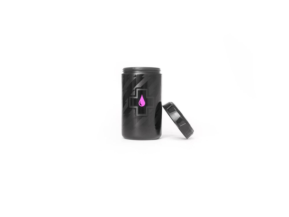 Mucoff Tool Bottle i klar plastik med sort og grøn etikette, designet til opbevaring af cykelværktøj og plejeprodukter.