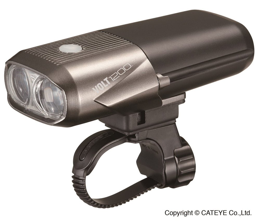 Forlygte Cateye VOLT1200 HL-EL1000RC, USB genopladelig med 1200 lumens lysstyrke, monteret på cykelstyr, der lyser vejen op i mørket.