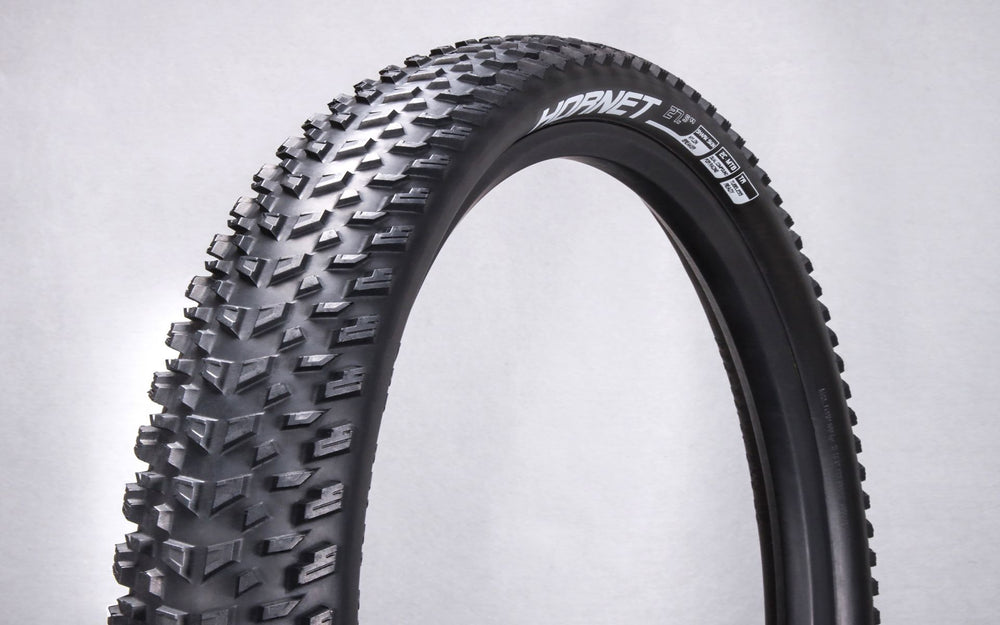 Billede af Chaoyang Foldedæk Hornet 26x2.10, et cykeldæk med sort mønster og gule detaljer, designet til at forbedre grebet og ydeevnen på terrænet.