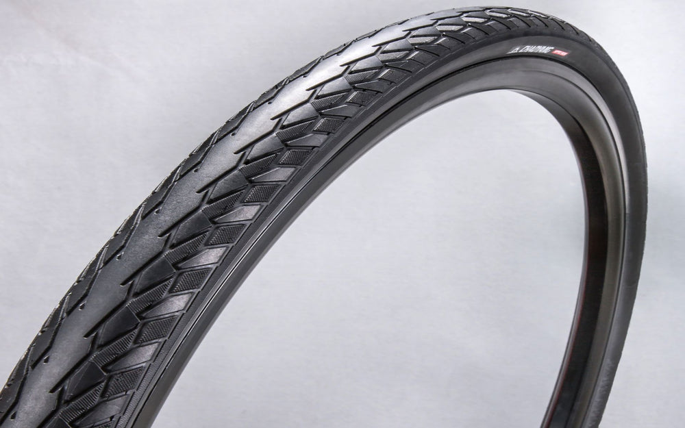 Billede af Chaoyang Dæk Sprint 700x32C med 5mm indlæg, der viser dækets slidbane og design til effektiv rullende modstand og stabilitet på vejen.