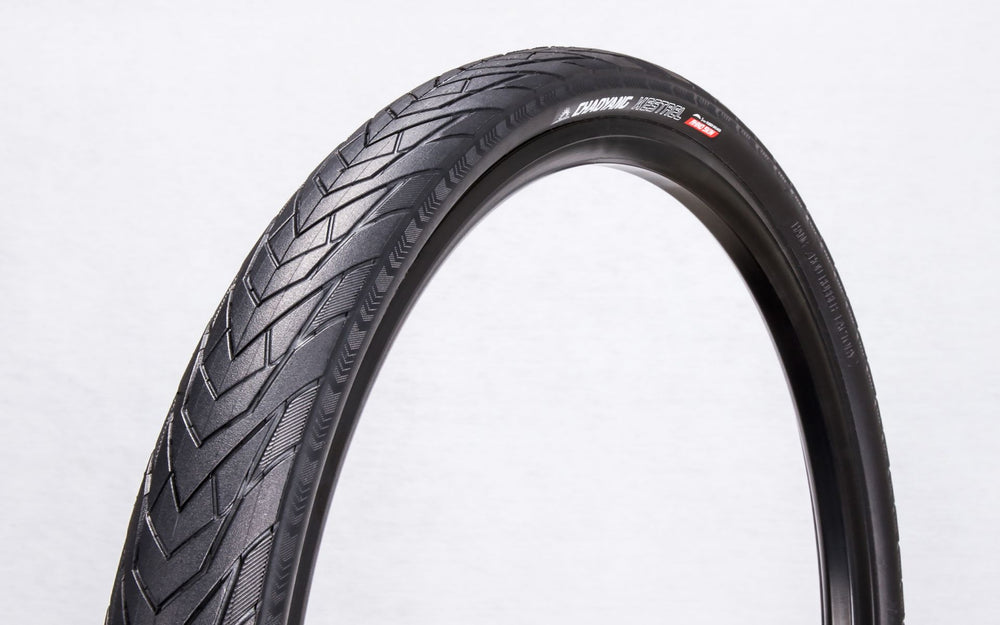 Chaoyang Dæk Kestrel 26x1.75 med 5mm indlæg, der viser dækkets mønster og design.
