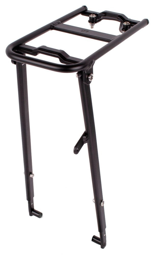 Atran Velo HYBRID AM forbagagebærer i aluminium, designet til cykler med hjulstørrelse 20-29 tommer, monteret på en cykel i en udendørs setting.