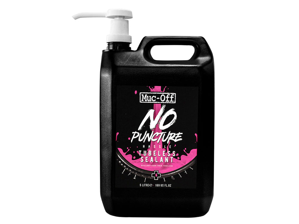 Billede af Mucoff No Puncture Hassle Tubeless Sealant, en flaske med et grønt og sort design, der viser produktets navn og funktioner. Sealanten er designet til at forhindre punkteringer i tubeless cykeldæk, hvilket sikrer en problemfri cykeltur.