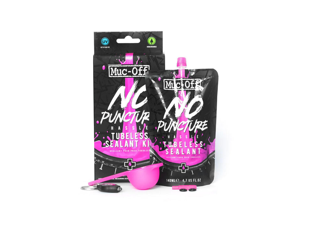 Billede af Mucoff No Puncture Hassle Tubeless Sealant Kit, der viser kittets indhold, inklusive flaske med tætning og tilbehør til tubeless cykeldæk.