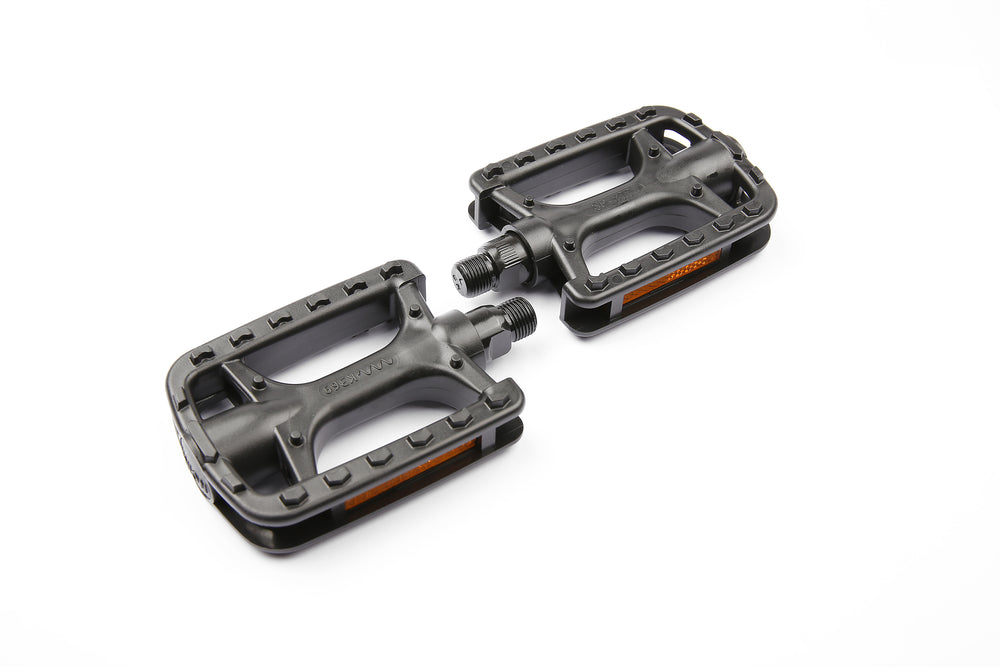 Bikepartner pedalsæt 9/16. Holdbar og let pedal støbt i ét stykke, kompositmateriale, aksel i stål & dobbelt reflekser. Vægt: 320 g (sæt).