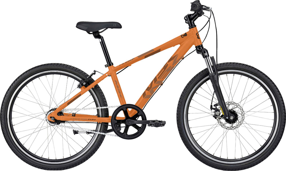 Billede af en MBK Mud XP drengecykel med 26" hjul og 7 gear i mat orange farve. Cyklen har en robust ramme og et sporty design, perfekt til unge cyklister.