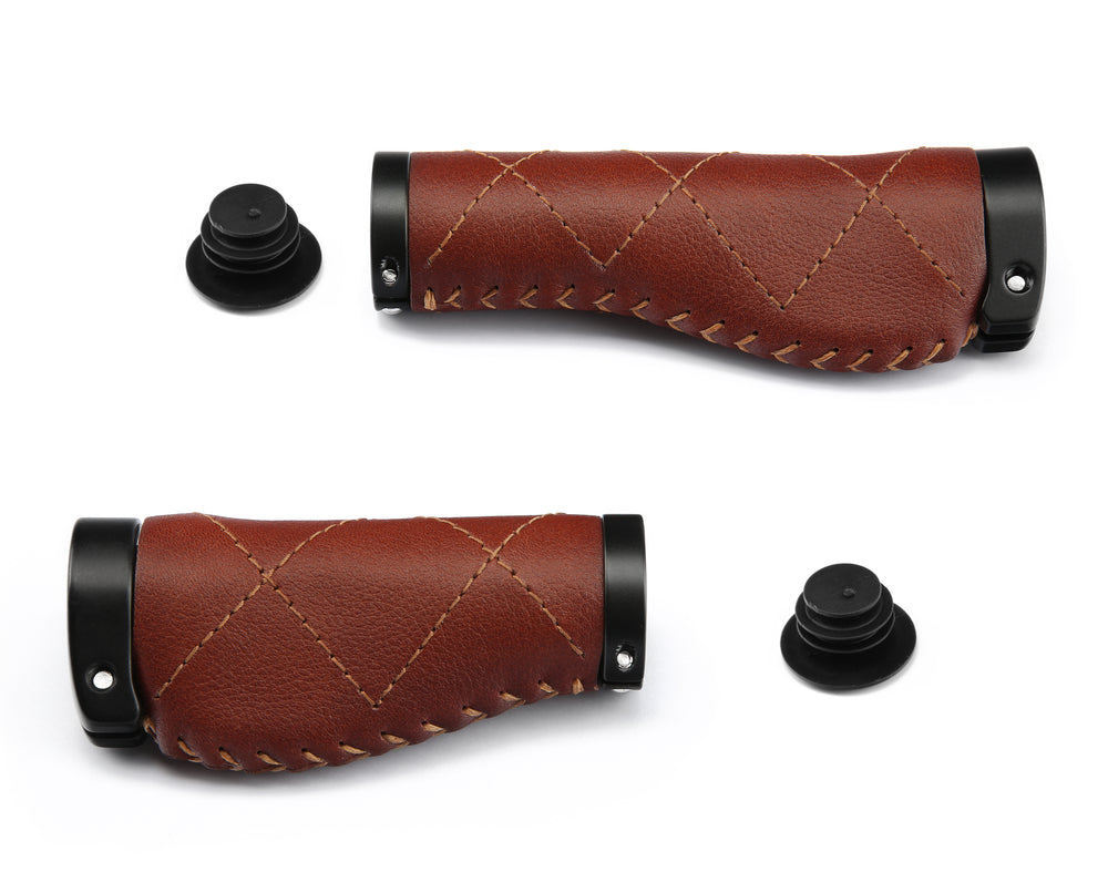Håndtagsæt exclusive med ergonomisk vinge. Ægte læder (brun), længde: 105 & 145mm. Låsering i begge ender af håndtagene.