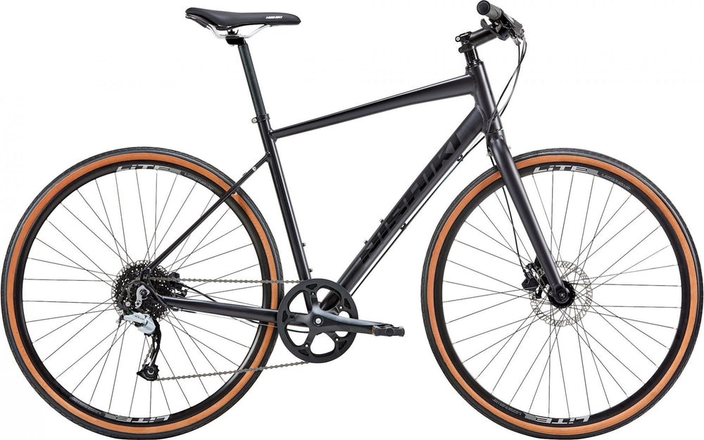 Mat sort Nishiki Comp Nine herrecykel fra 2021, der viser stel, hjul og komponenter.