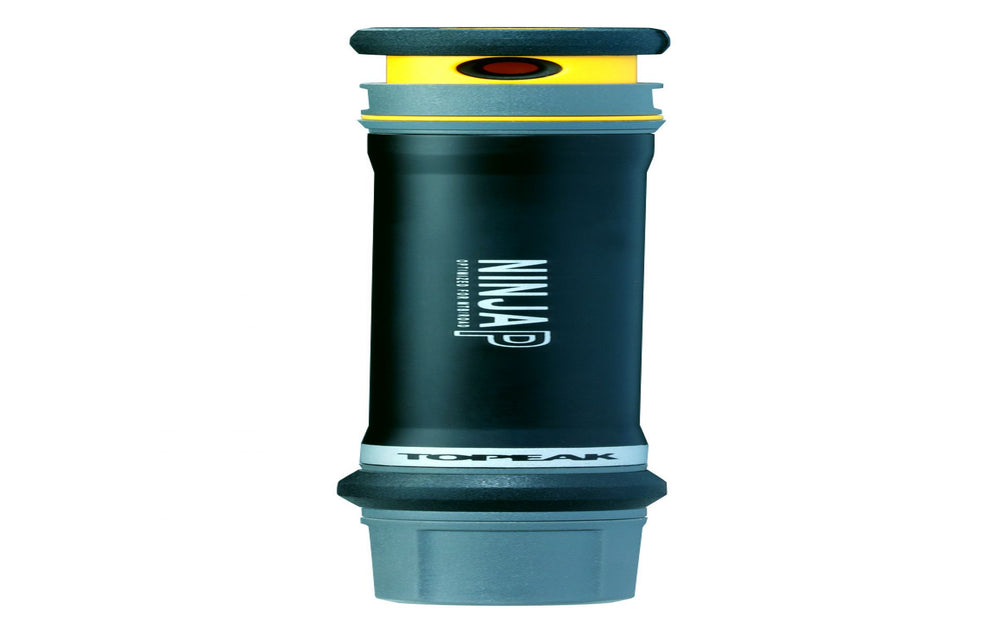 Billede af Topeak Minipumpe Ninja P, en kompakt cykelpumpe i sort med integreret beslag til montering på cyklen.