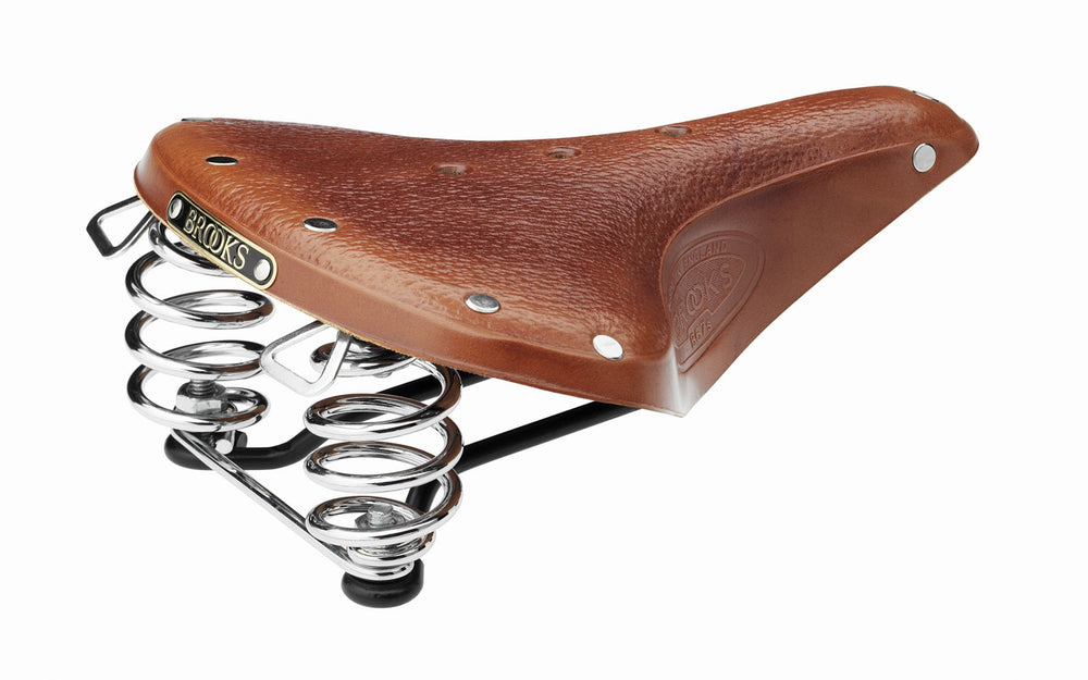 Billede af en Brooks B67S Honey damesadel, der viser det elegante design og den varme honningfarve, perfekt til cykelture og komfort.