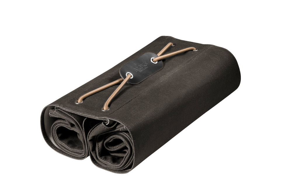 Bagagetaske Brooks Brick Lane Roll Up i canvas, der viser den stilfulde og funktionelle taske med en rullefunktion, ideel til cykelture og rejser.