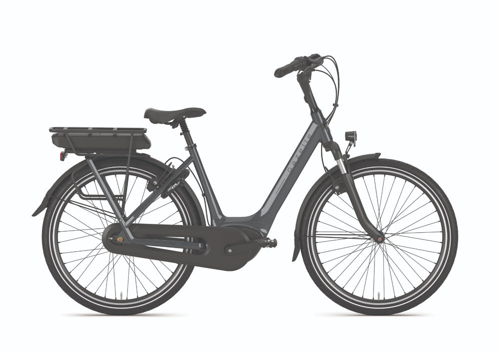 Gazelle Arroyo C7+ HMB 26" cykel i antracitgrå farve, designet til komfortabel cykling med lav indstigning og praktiske funktioner.