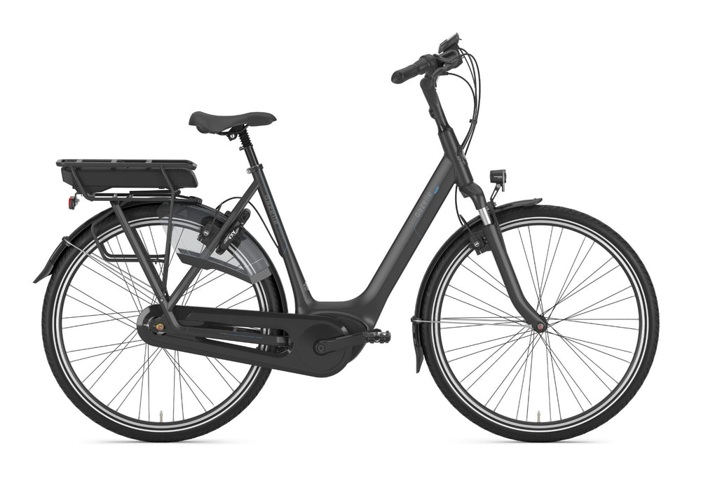 Billede af Gazelle ARROYO C7+ HMB elcykel i sort, der står på en mat overflade, med fokus på design og detaljer som styret, sadlen og dækkene.